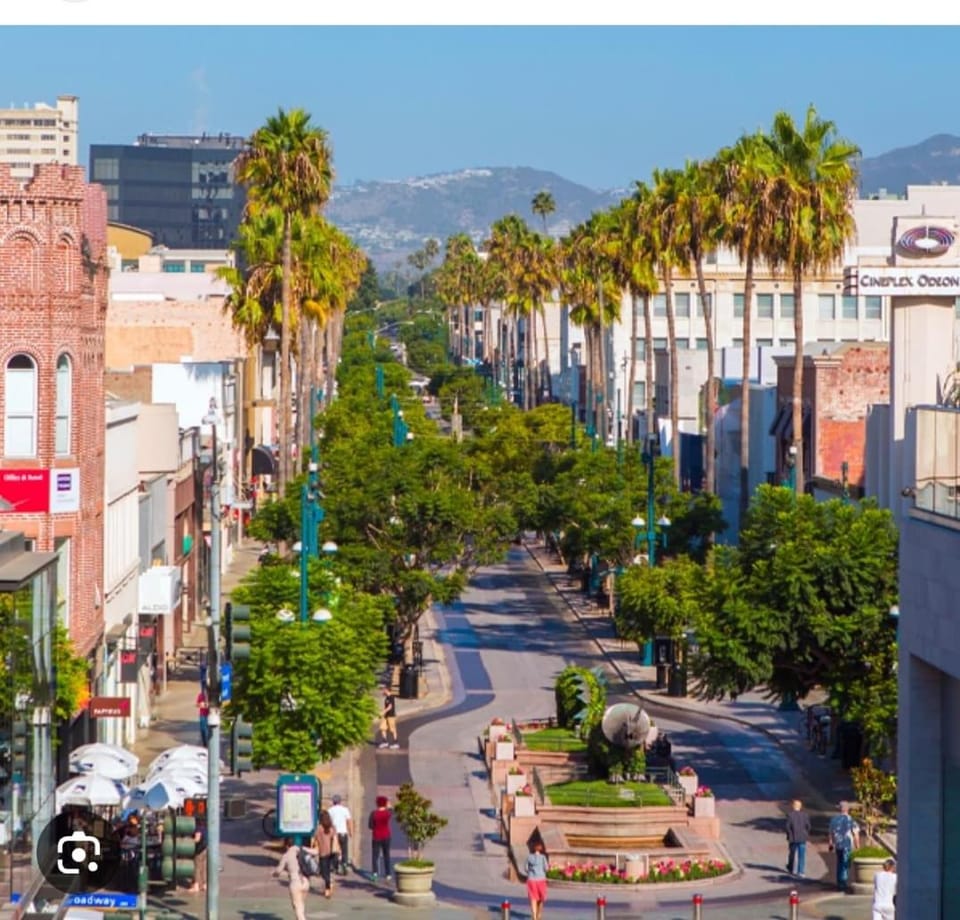 Walk to Santa Monica Beach & Pier Boardwalk Apartment in Santa Monica