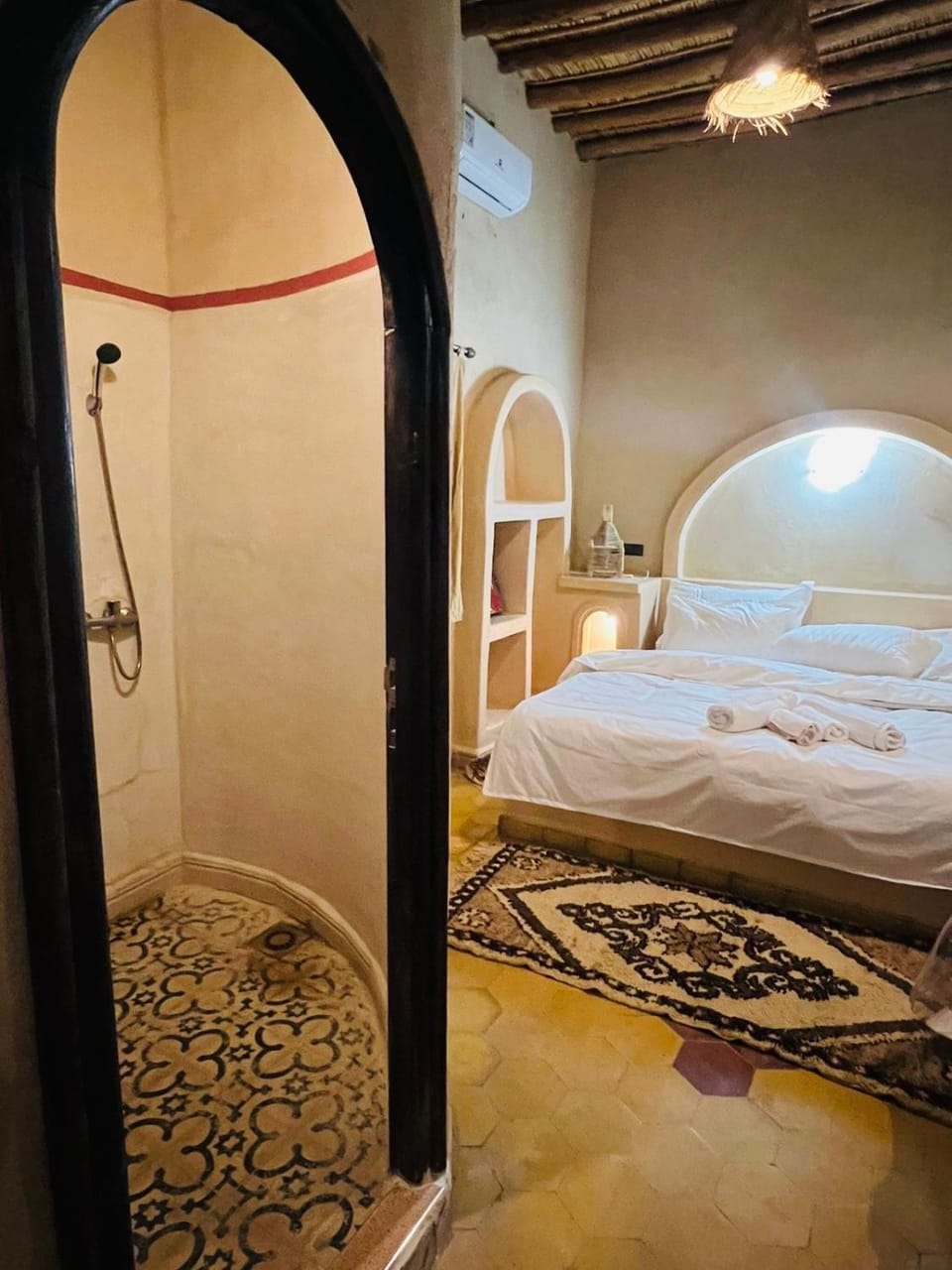 Bed, Photo of the whole room, Bedroom