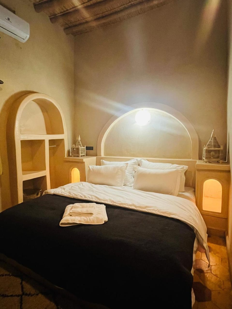 Photo of the whole room, Bedroom