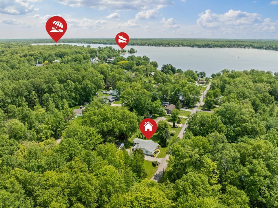 Blissful Serenity - Walk to Lake Milton with Hot Tub House in Ohio