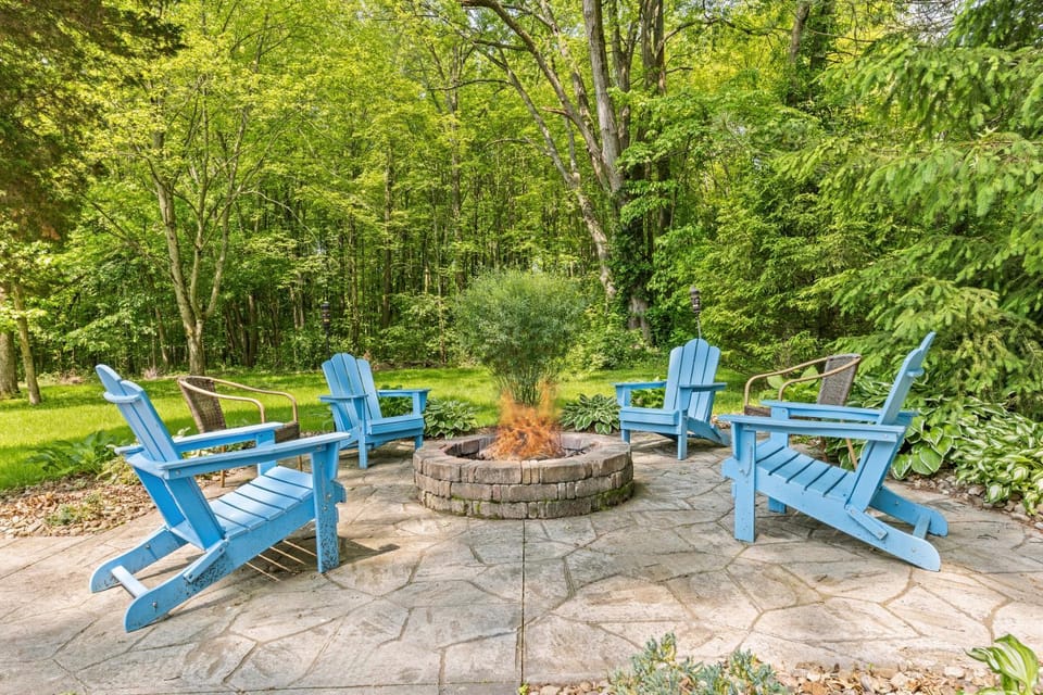 Blissful Serenity - Walk to Lake Milton with Hot Tub House in Ohio