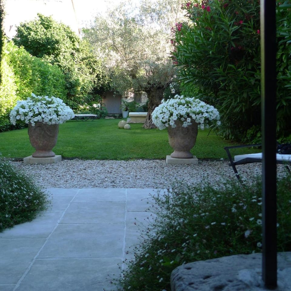 Charmante maison de ville avec jardin et piscine Avignon Villa in Graveson