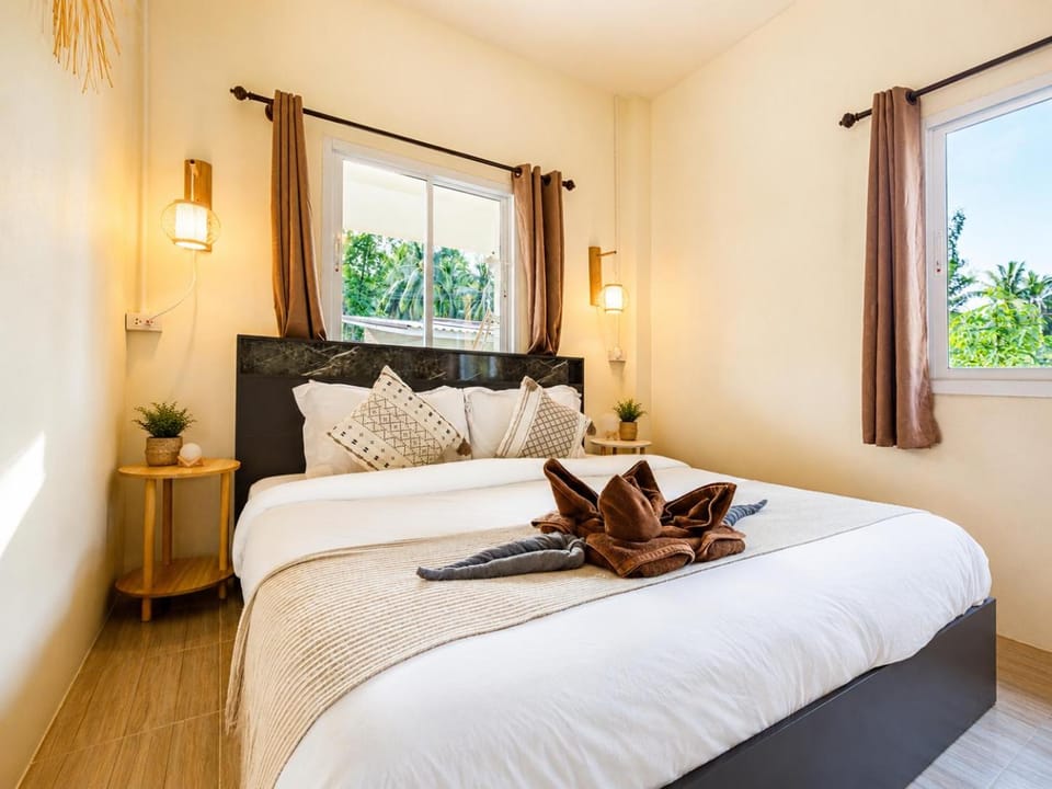 Bed, Photo of the whole room, Bedroom, towels