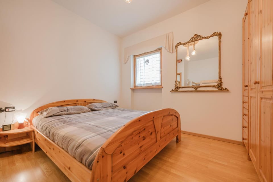 Bed, Photo of the whole room, towels, wardrobe