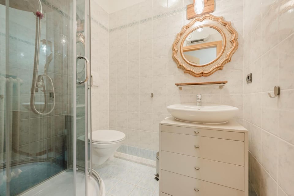 Shower, Toilet, Bathroom, towels