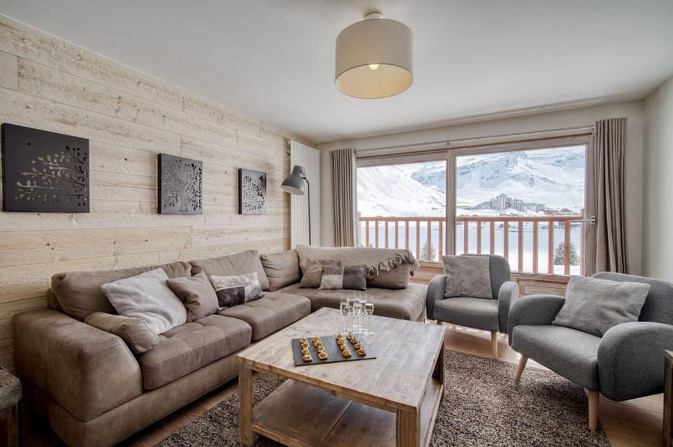 Living room, Lake view, Mountain view