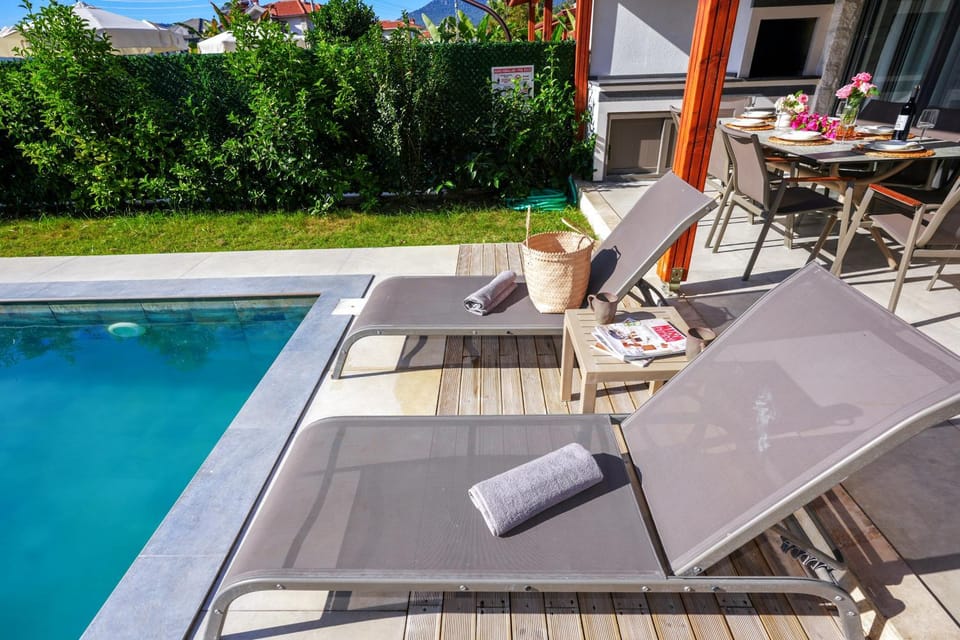 Swimming pool, sunbed
