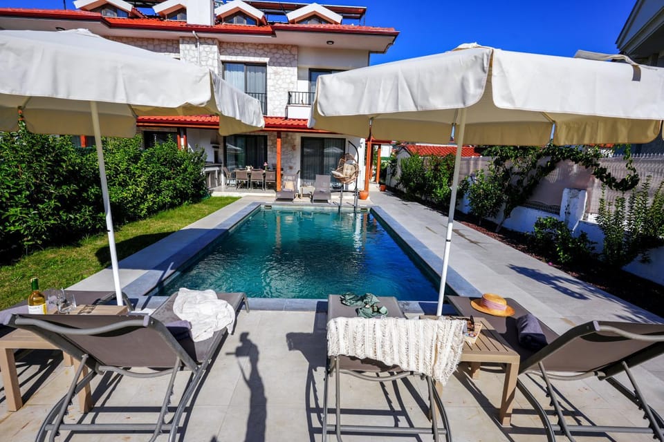 Patio, View (from property/room), Swimming pool, sunbed