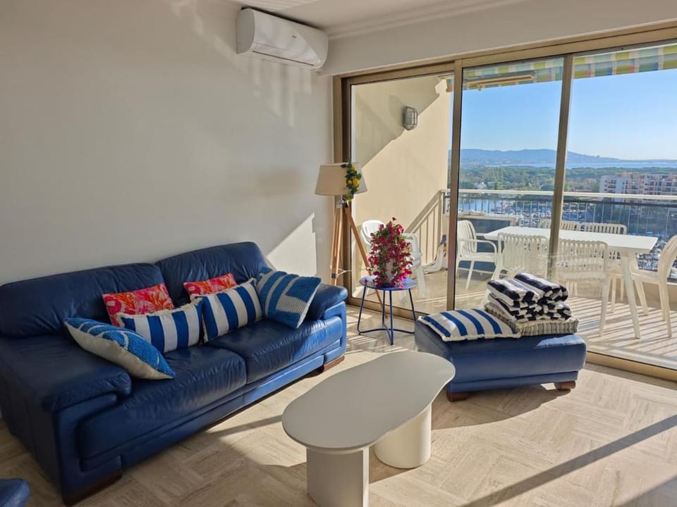 The Naxos - sea view, pool, 2 bedrooms, terrace Apartment in Mandelieu-La Napoule