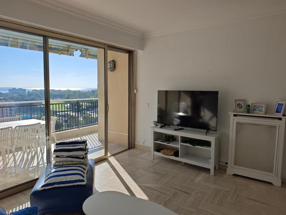 The Naxos - sea view, pool, 2 bedrooms, terrace Apartment in Mandelieu-La Napoule