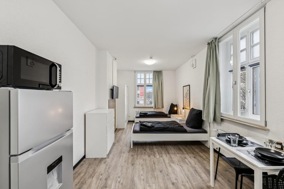 Bed, TV and multimedia, Seating area, Bedroom