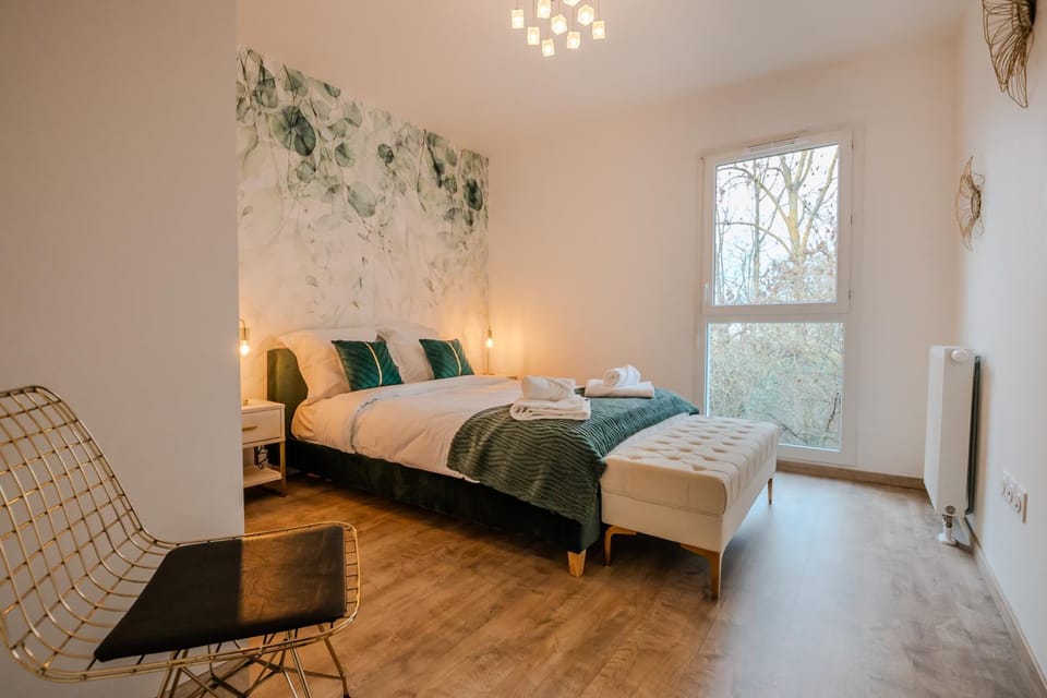 Photo of the whole room, Bedroom