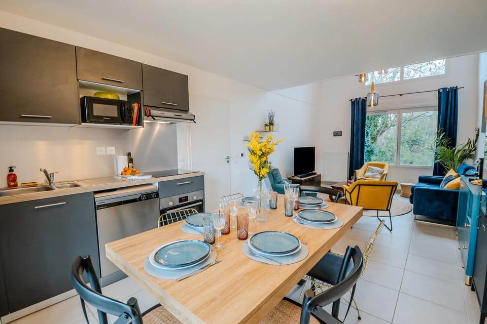 Seating area, Dining area