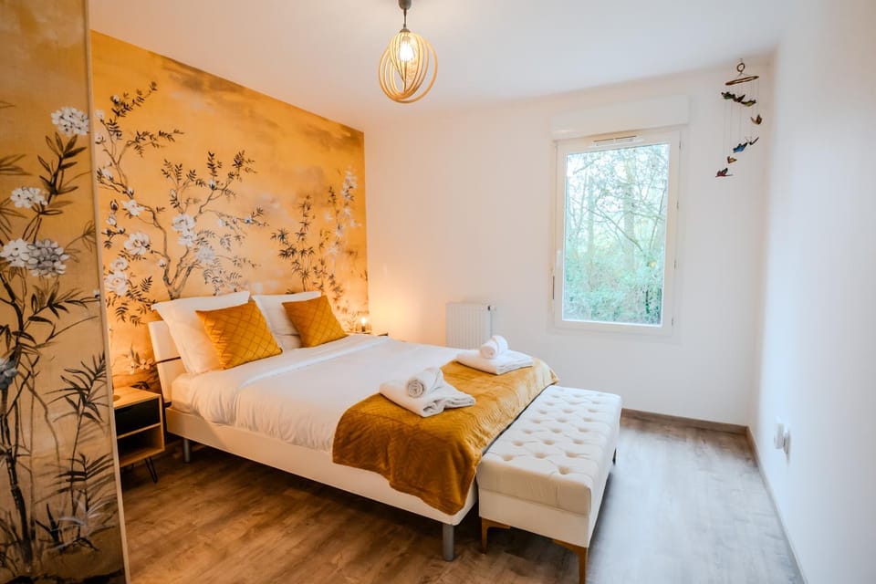 Bed, Photo of the whole room, Bedroom, towels
