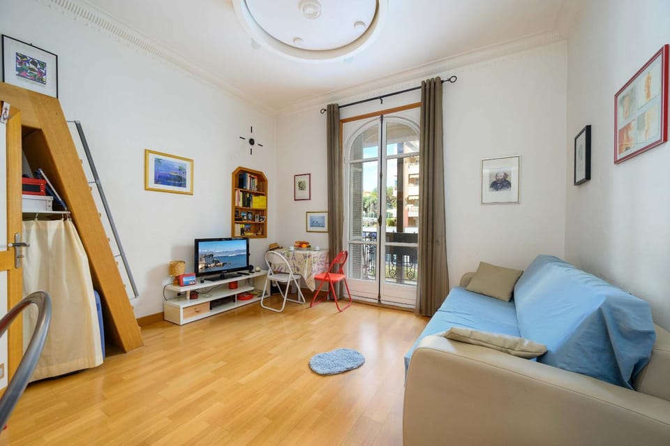 LX196 Studio mezzanine balcon Tram plage à pied Apartment in Nice