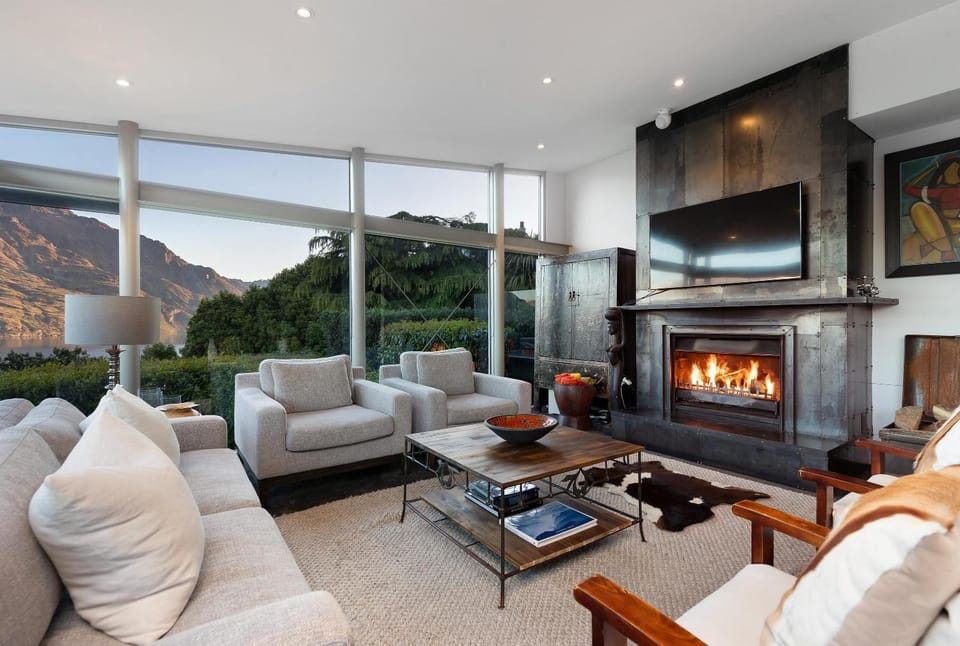 Communal lounge/ TV room, Natural landscape, TV and multimedia, Mountain view, flat iron