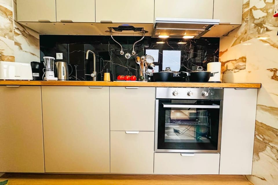 Coffee/tea facilities, Kitchen or kitchenette, dishwasher, oven, stove, toaster