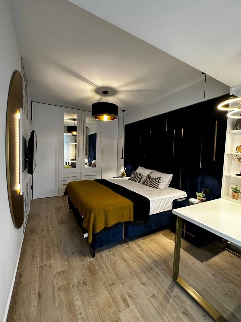 Bed, TV and multimedia, Photo of the whole room, Seating area, Bedroom