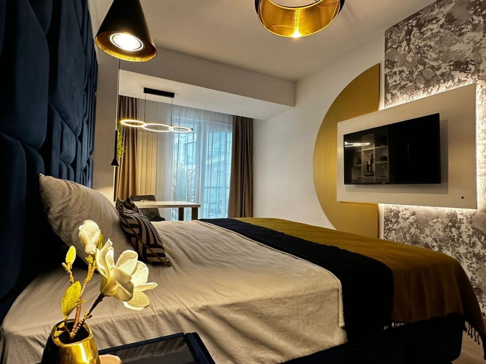 Bed, TV and multimedia, Seating area, Bedroom