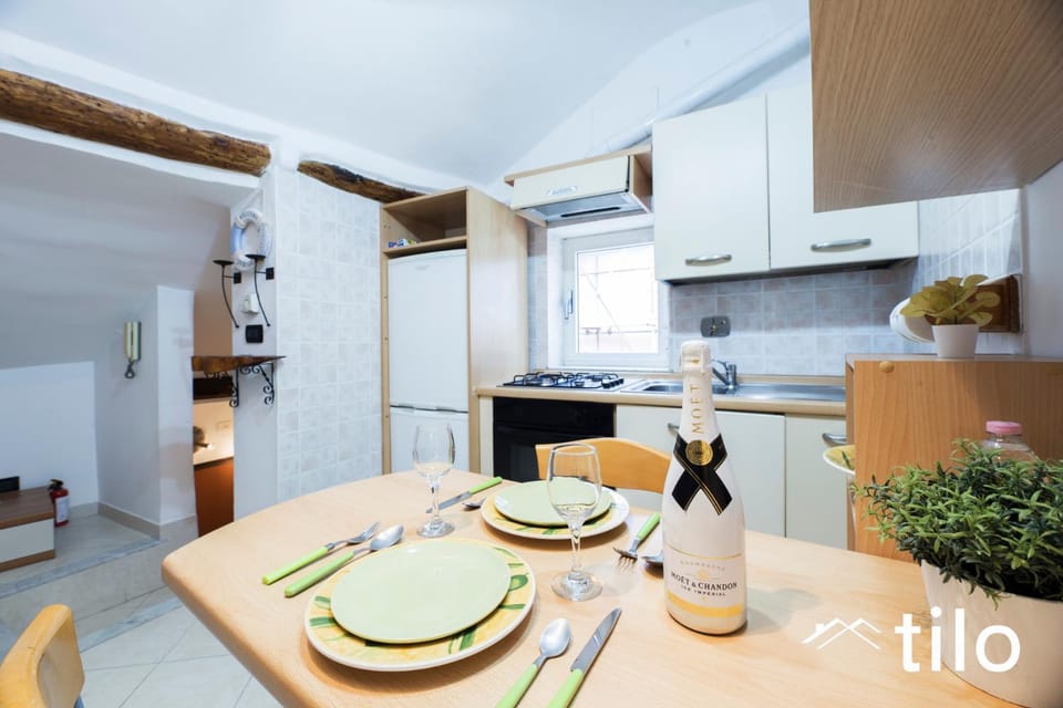 Kitchen or kitchenette, Dining area, oven, stove