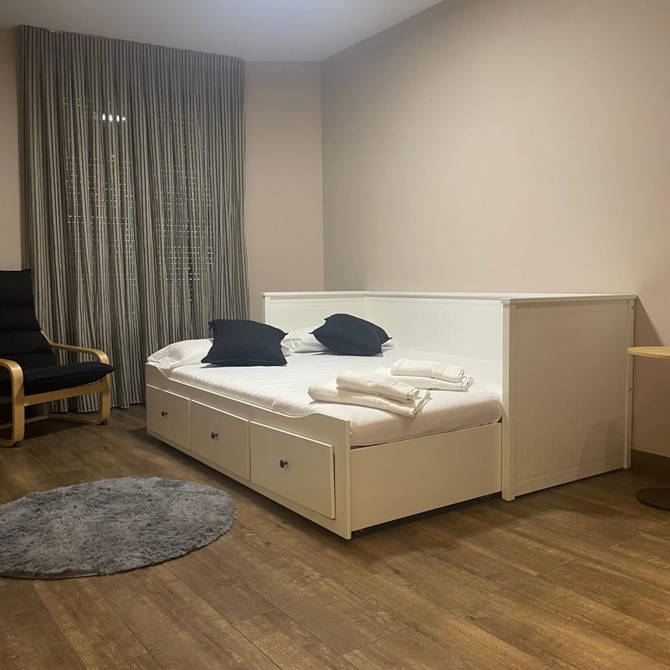 Bed, Dining area