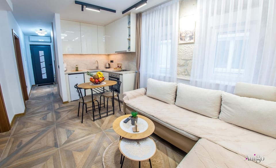 Kitchen or kitchenette, Living room, Seating area, Dining area