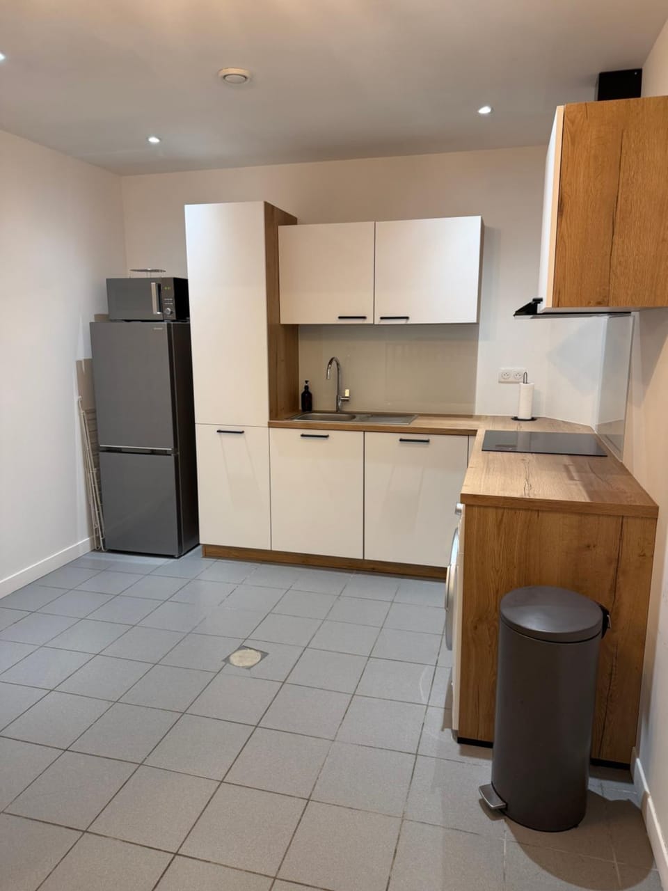 Kitchen or kitchenette, dishwasher, oven