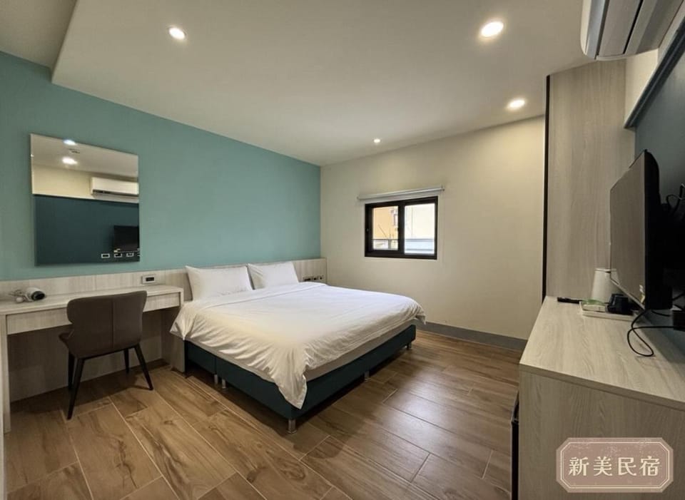 Bed, TV and multimedia, air conditioner