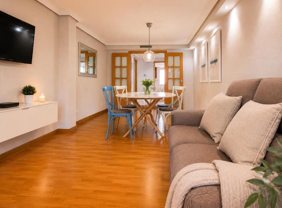 TV and multimedia, Living room, Seating area, Dining area