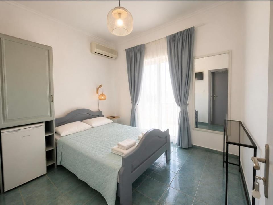 Bed, Bedroom, wardrobe, air conditioner