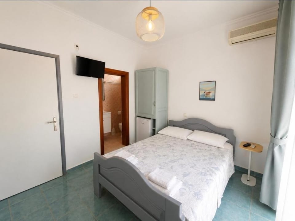 Bed, TV and multimedia, Photo of the whole room, Bedroom, towels, wardrobe, air conditioner