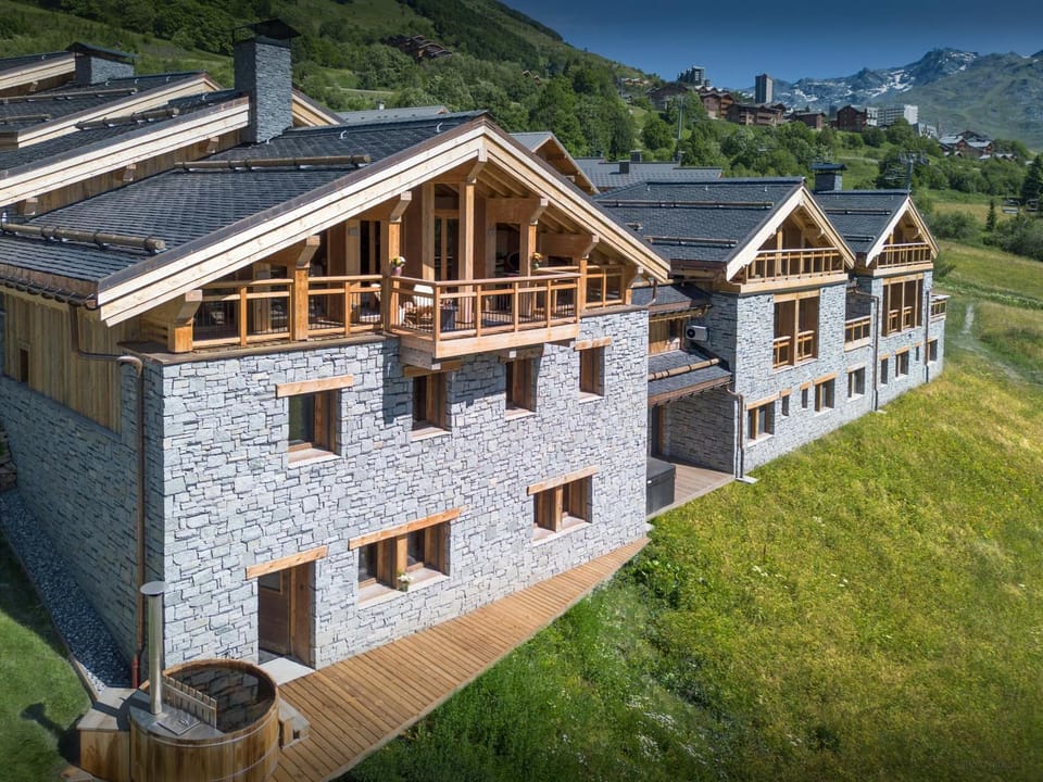 Property building, Day, Natural landscape, Summer, Mountain view