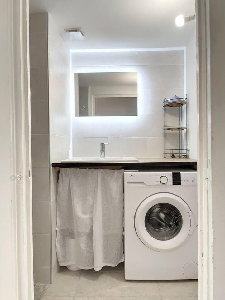 Bathroom, washing machine