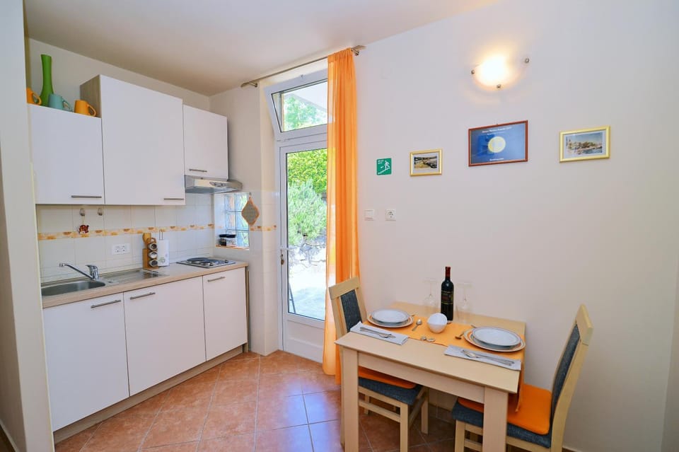 Kitchen or kitchenette, Dining area