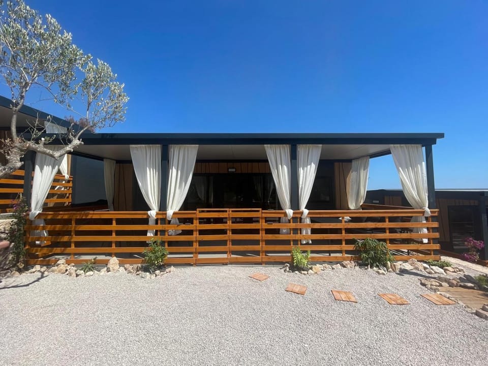 Property building, Day, Balcony/Terrace