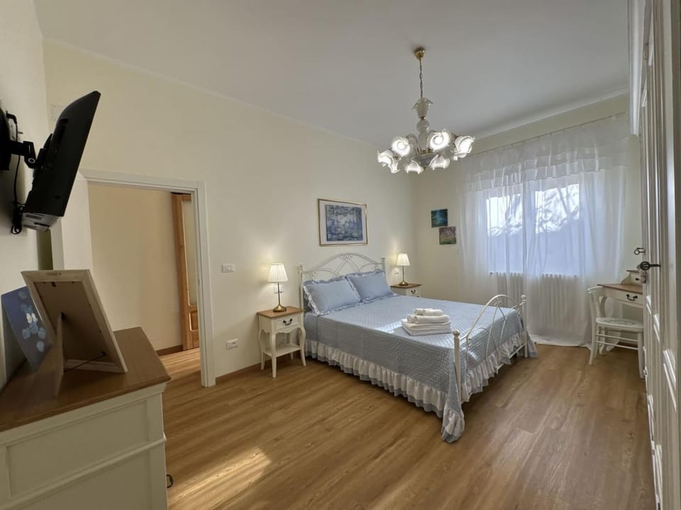 Bed, TV and multimedia, Photo of the whole room, Bedroom, towels