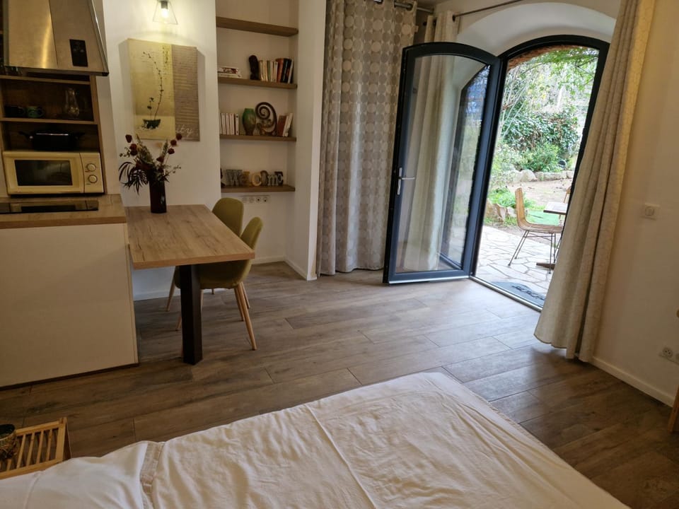 Kitchen or kitchenette, Photo of the whole room, Dining area, Bedroom