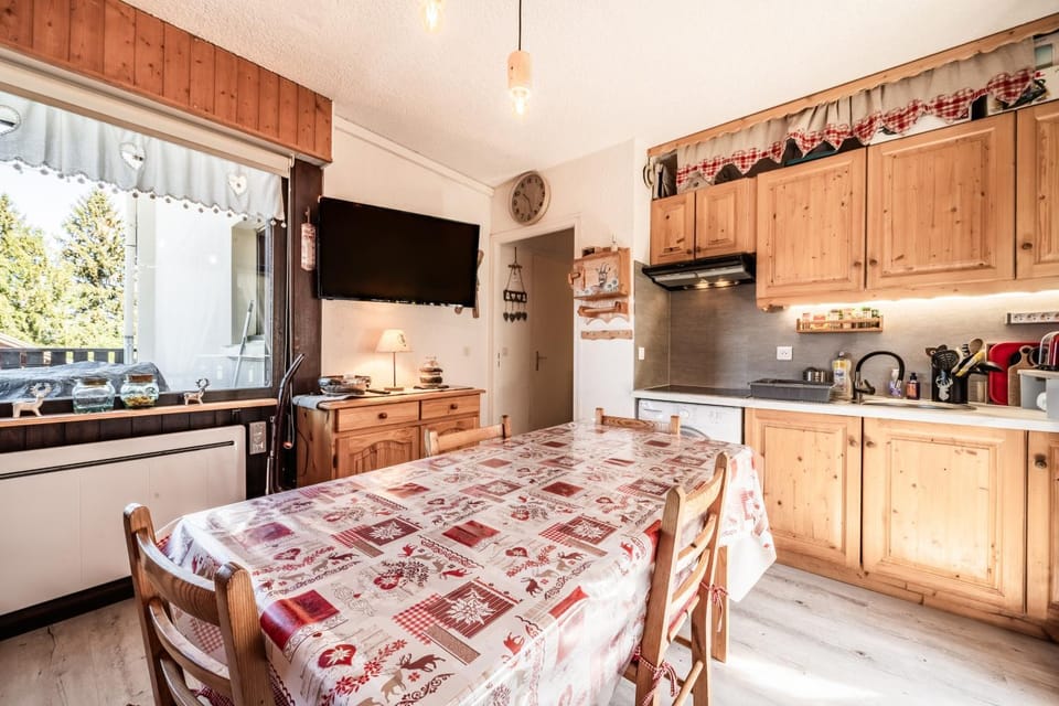 Property building, Kitchen or kitchenette, Living room
