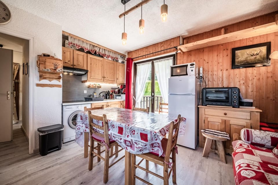 Property building, Kitchen or kitchenette, Living room
