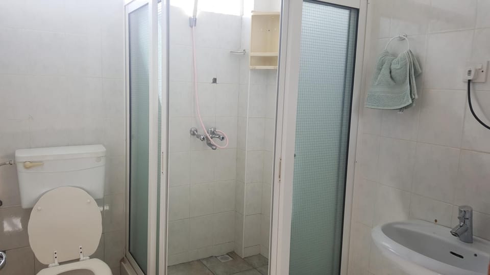 Shower, Toilet, Bathroom, towels