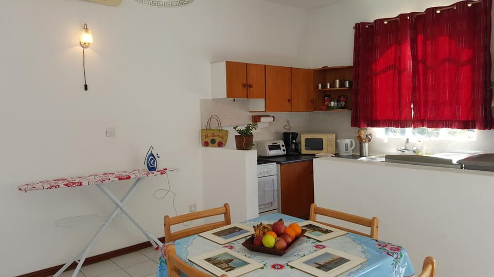 Kitchen or kitchenette, Dining area, oven, stove, toaster