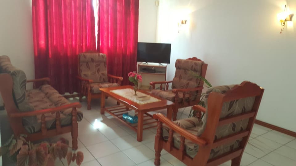Communal lounge/ TV room, TV and multimedia, Living room, Seating area, Evening entertainment