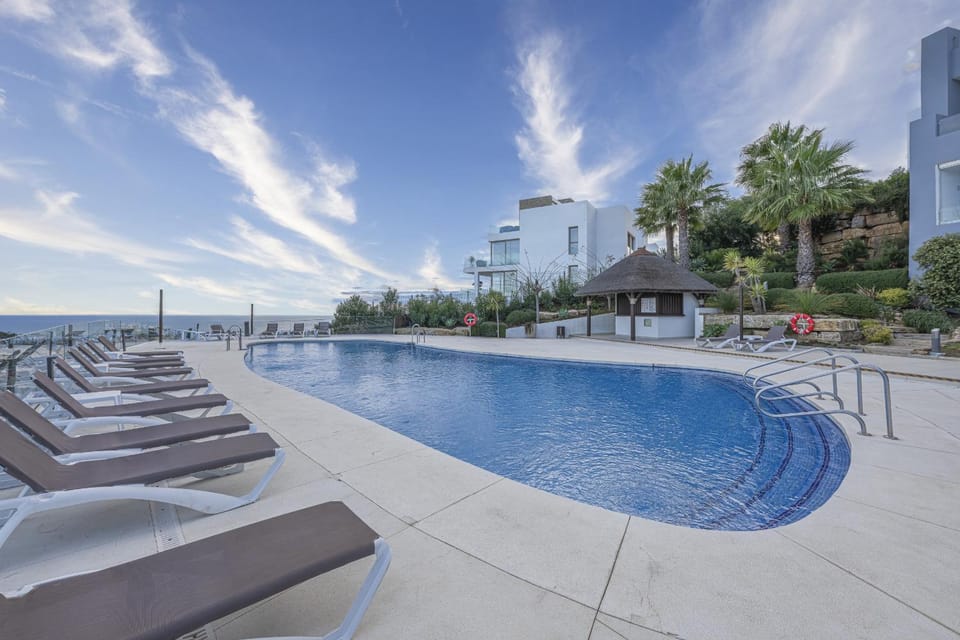 Apto Panorámico con vistas, Piscina & Gym Apartment in Sitio de Calahonda