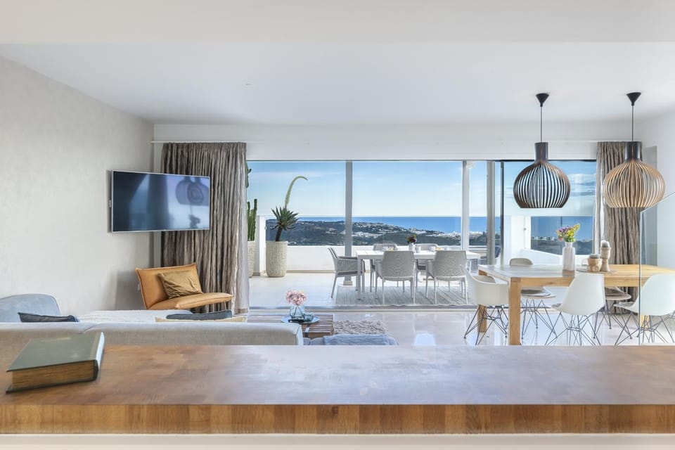 Apto Panorámico con vistas, Piscina & Gym Apartment in Sitio de Calahonda