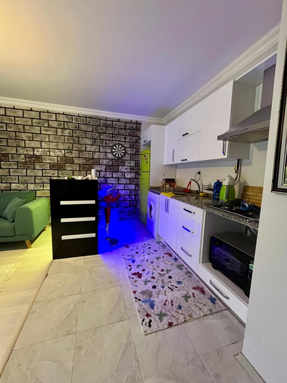 Kitchen or kitchenette, minibar