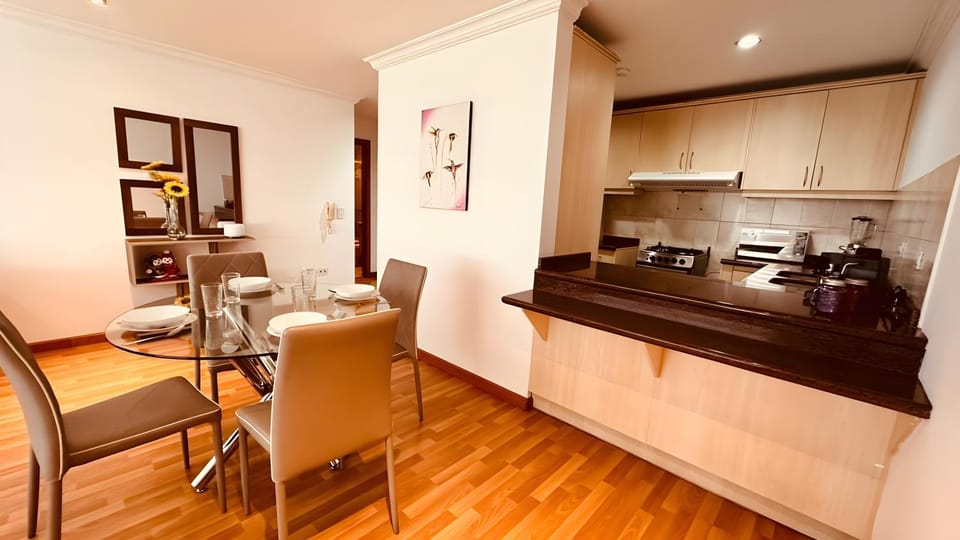 Kitchen or kitchenette, Dining area