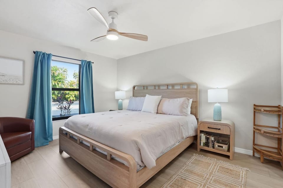 B-114 -Totally Remodeled With Walk Out Lanai House in Naples