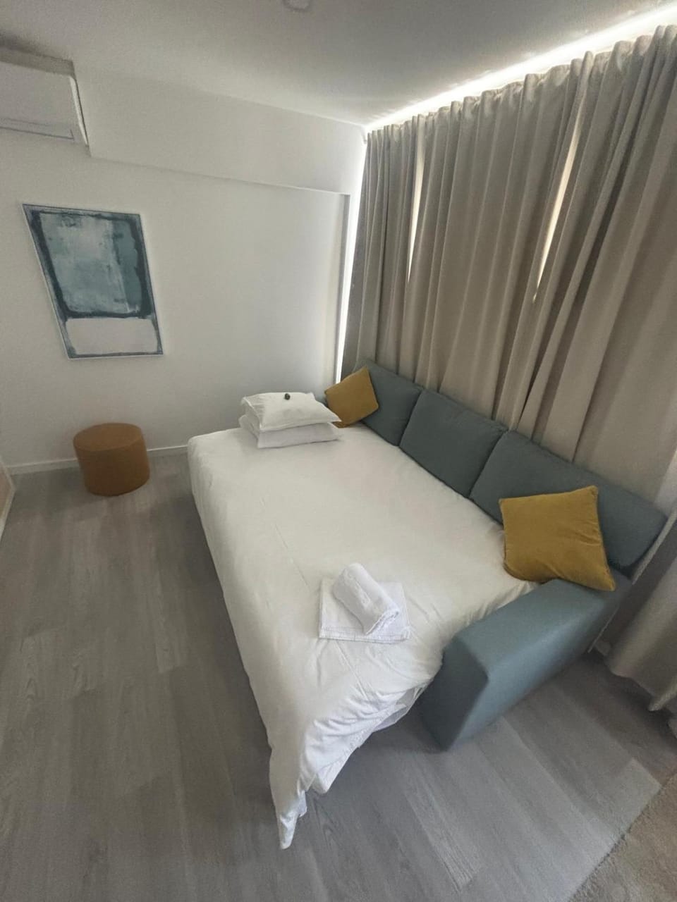 Bed, Living room