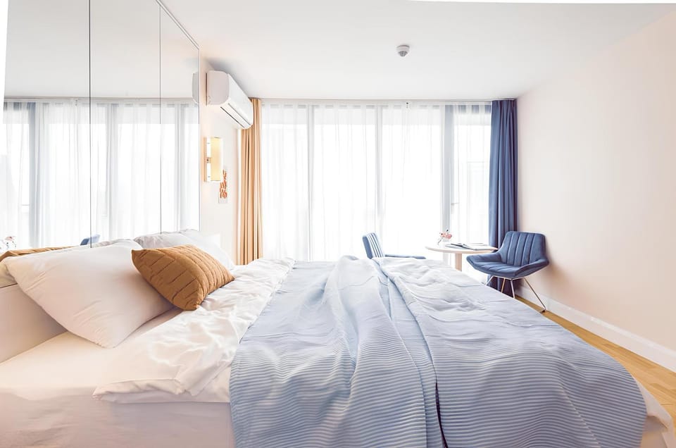 Bed, Living room, Photo of the whole room, Seating area, Bedroom