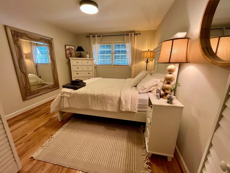 Downtown Historic Charleston Modern Chic 2 bedroom 2 baths Apartment in Stono River